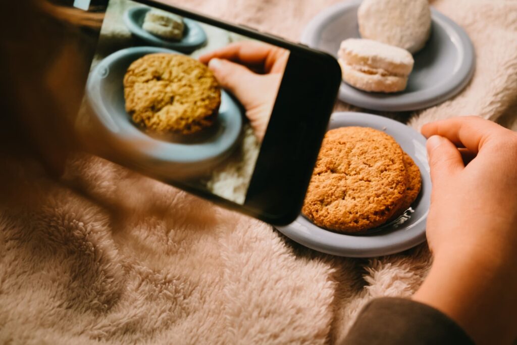 クッキーを携帯で撮影SNS用