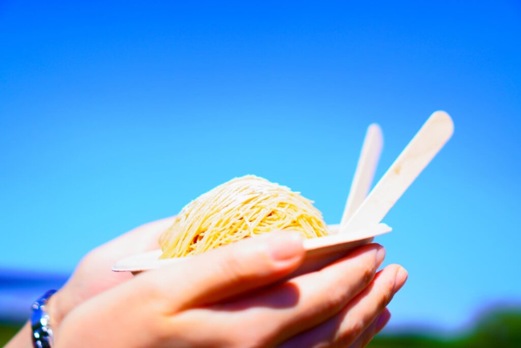 アイスを両手でもつ