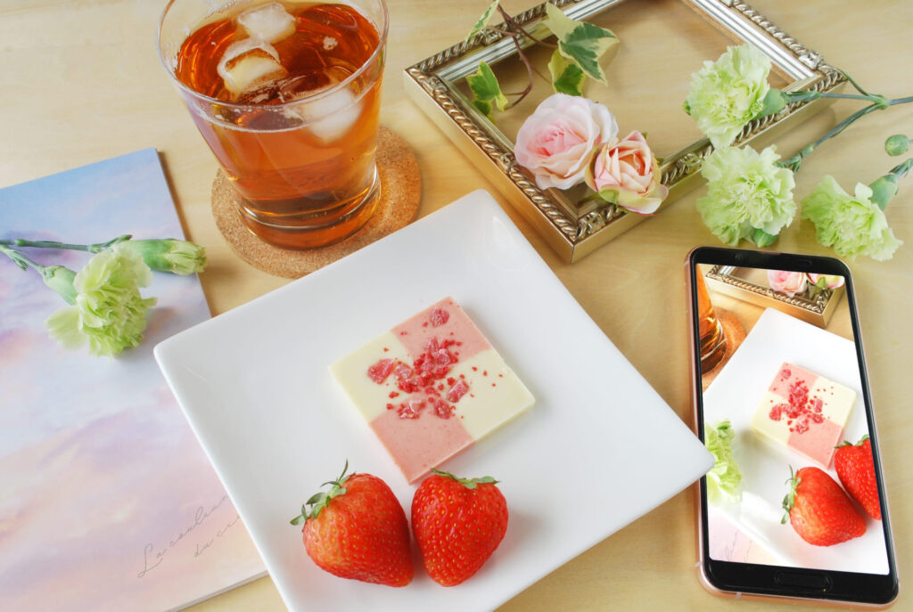 携帯とイチゴケーキなどあのインスタ映え